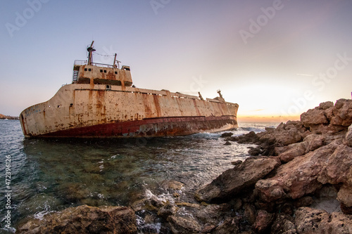Das Schiffswrack der gesunkenen Edro III in einer Bucht in Zypern. Ein sehr beliebtes Reiseziel