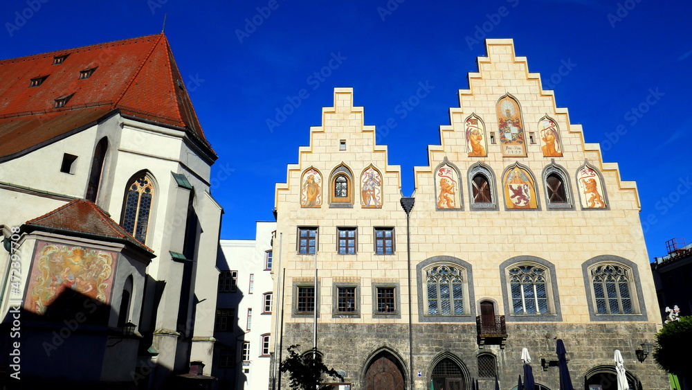 Frauenkirche und altes Rathaus stehen malerisch im Zentrum von Wasserburg am Inn unter blauem Himmel