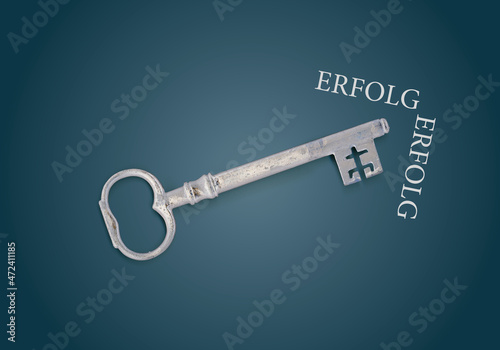 Schlüssel zum Erfolg mit Kreidepfeil auf Tafel  © kaptn