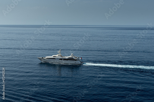 yacht in the sea © Nomi