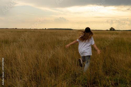 person running in the field © Nomi