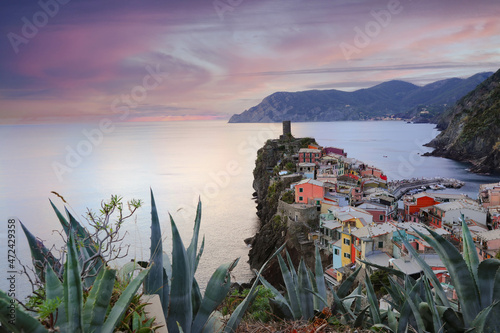 Fototapeta Naklejka Na Ścianę i Meble -  Cinque Terre, Italy, The picturesque coastal village of Vernazza, Cinque Terre, Italy