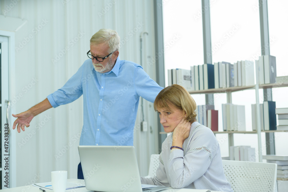 Obraz premium Caucasian senior Business people working and brainstorming in modern office