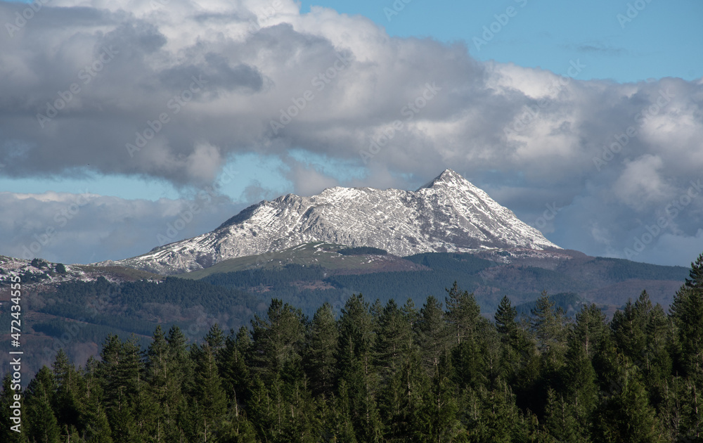 monte Anboto nevado con cielo nublado monte Anboto nevado con cielo nublado