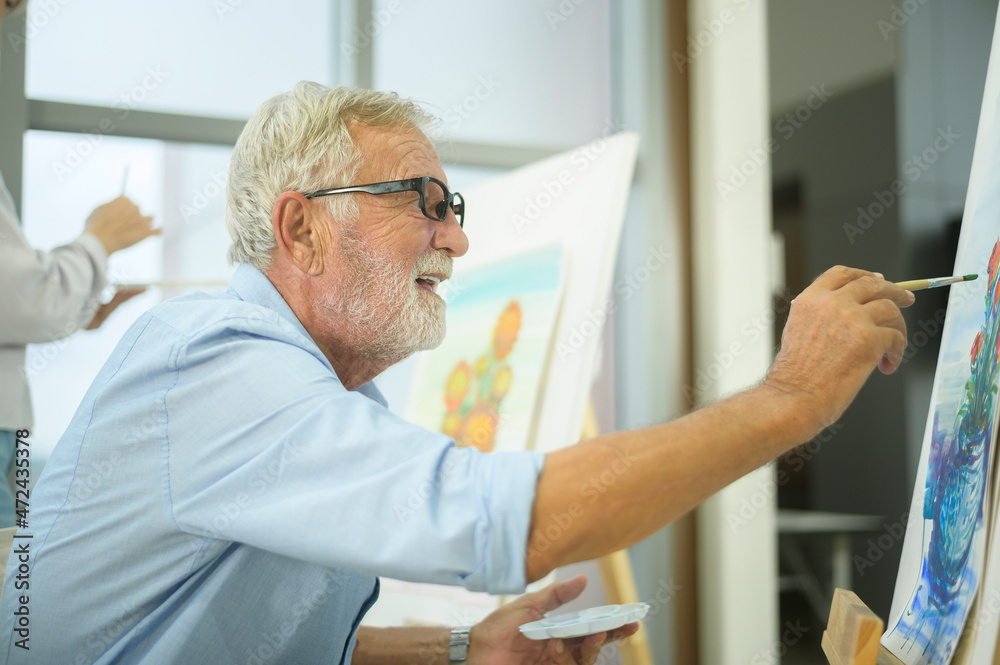 Obraz premium Senior caucasian couple painting and relaxing at home