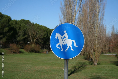 Cartello nei prati del lago di BILANCINO che indica un percorso riservato ai quadrupedi da soma, cavalli e simili photo