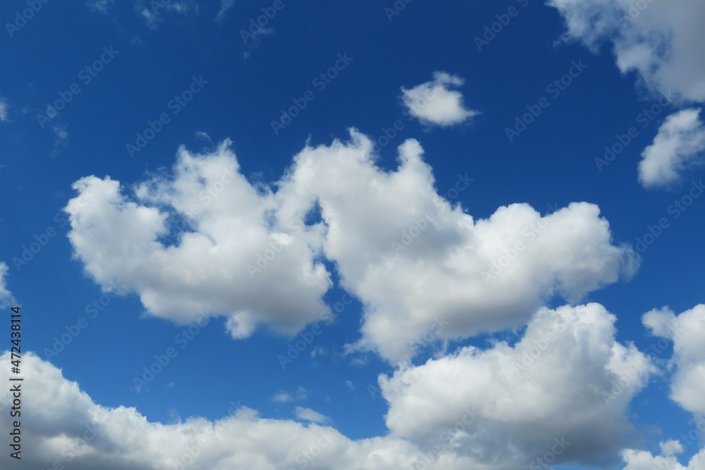 Obraz premium Heart shape cloud in blue sky, natural cloudscape