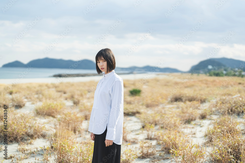 冬の海や湖を旅する女性