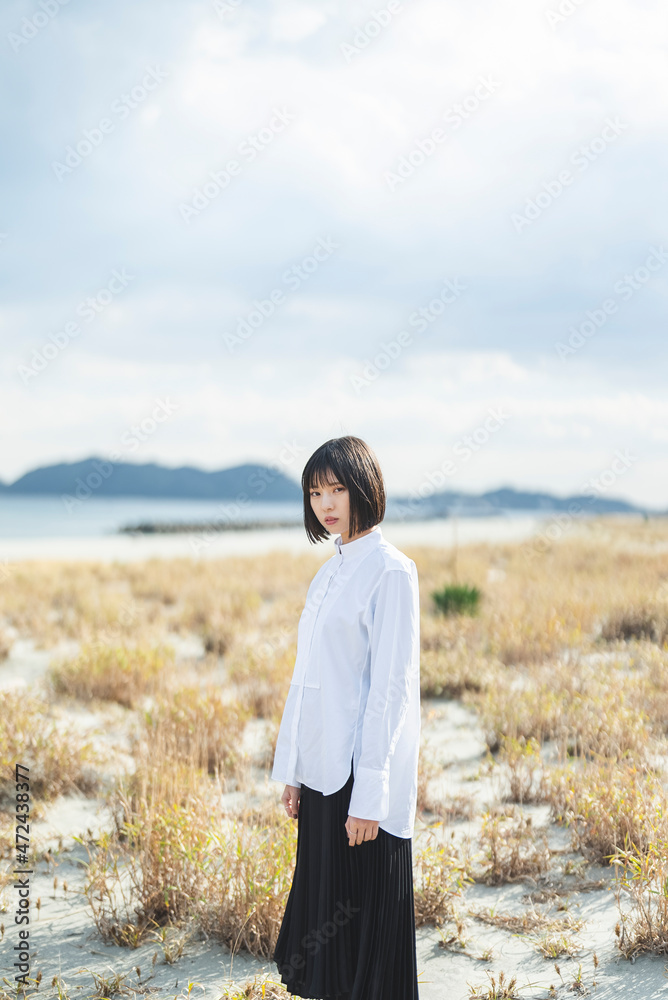 冬の海や湖を旅する女性 冬の海や湖を旅する女性