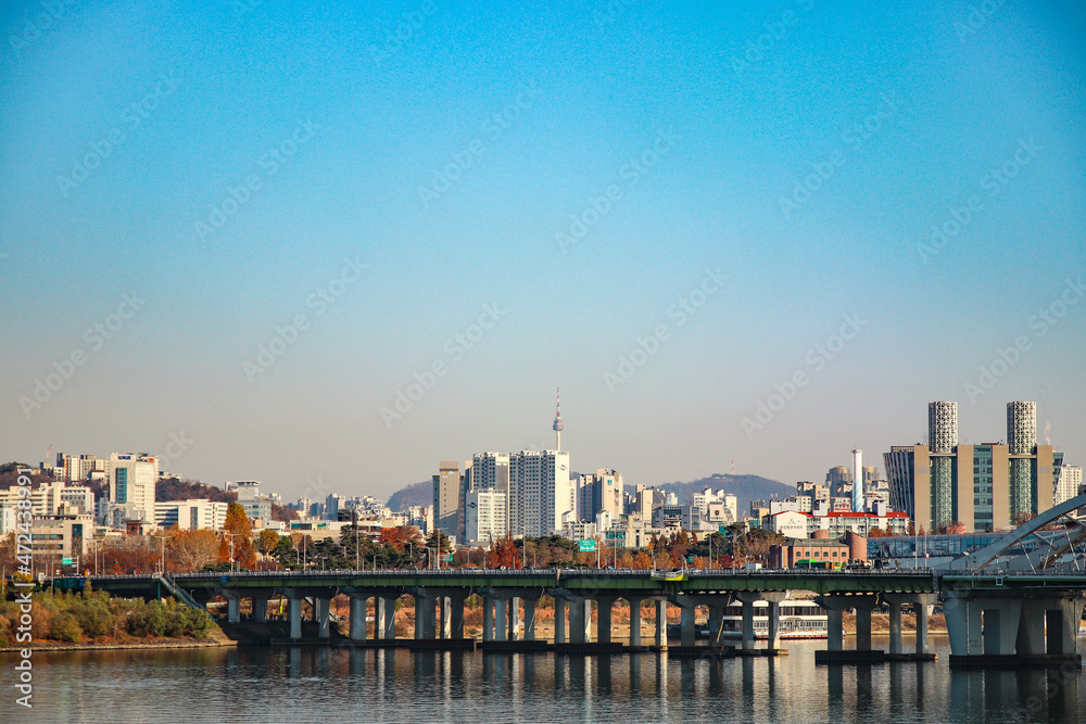 seoul tower and Han river
