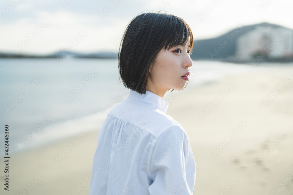 冬の海や湖を旅する女性 冬の海や湖を旅する女性