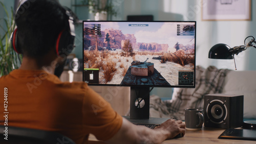 Valokuva Bearded man controlling tank while playing videogame on modern computer in weeke