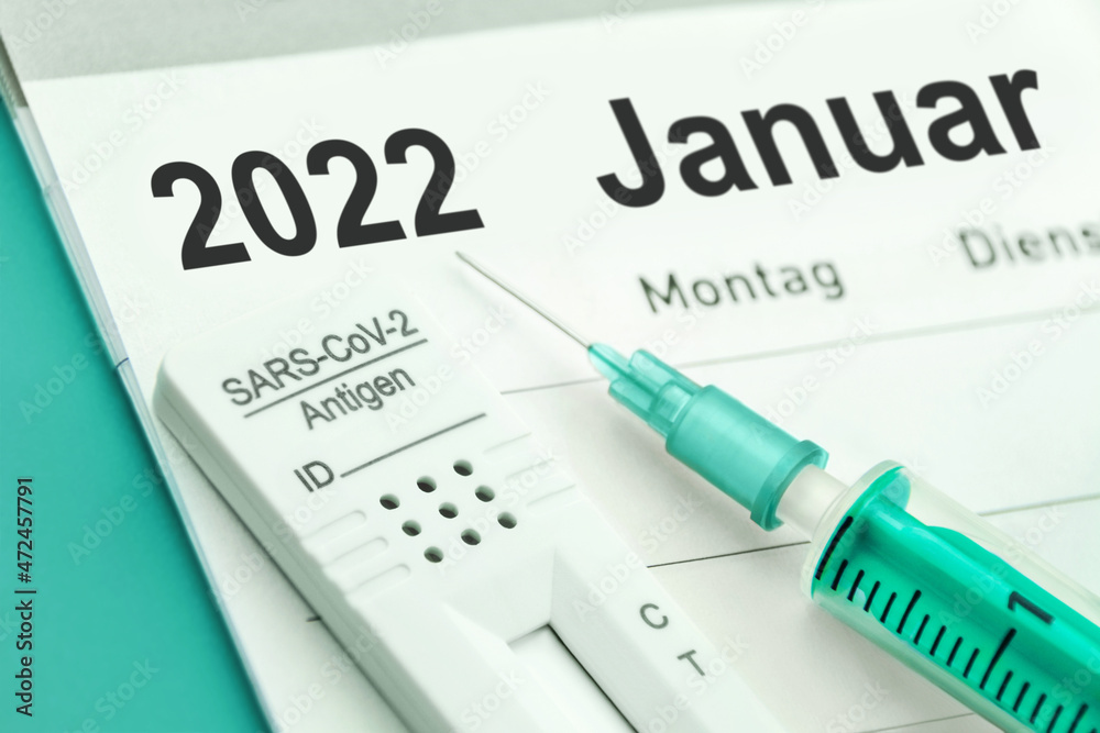 Fototapeta premium Deutscher Kalender Januar 2022 Corona Pandemie mit Impfpflicht und Antigen Test SARS-CoV-2