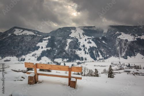 Blick zur Alpsee Bergwelt mit der Rodelbahn im Winter