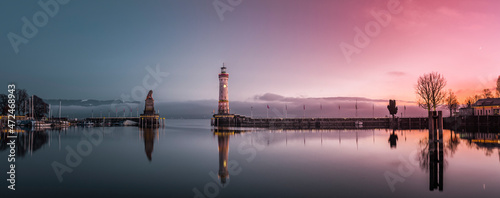 Hafeneinfahrt von Lindau Bodensee Leuchtturm und Löwe bei Sonnenuntergang