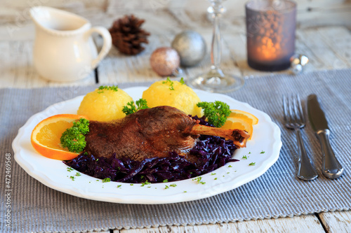 Ente mit Knödeln und Rotkohl