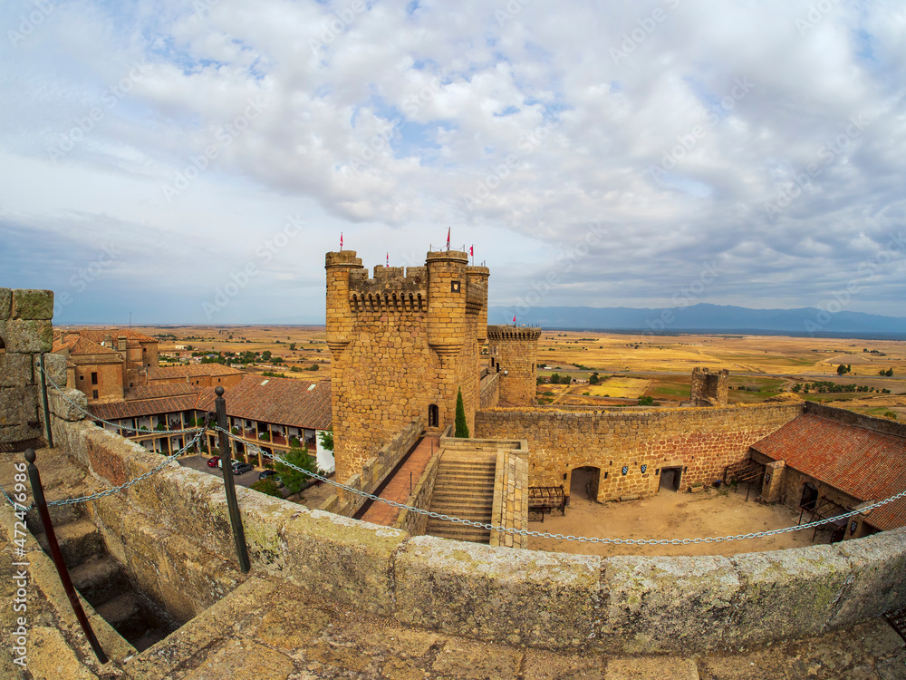 Torres y almenas en el castillo de Oropesa, Toledo