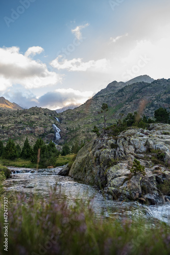 Rios entre montañas durante el amanecer