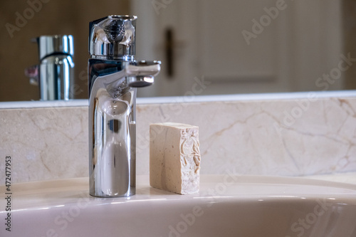 Jabones, cremas y aceites en el baño