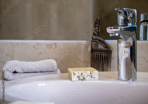 Jabones, cremas y aceites en el baño