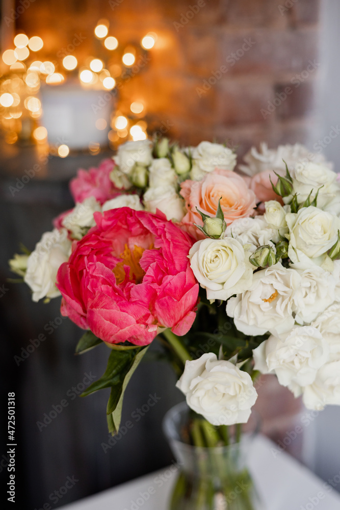 Obraz premium Pink peony and white roses bouquet