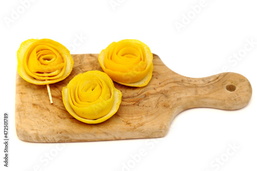 Using lemon peel to make Potpourri in the shape of roses 