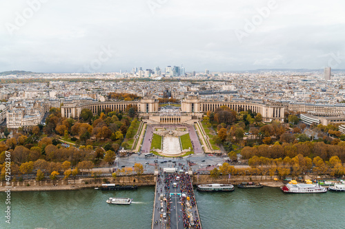 Blick vom Eiffelturm über die Stadt Paris