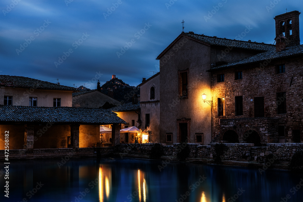 Fototapeta premium Bagno Vignoni, old thermal baths in town square