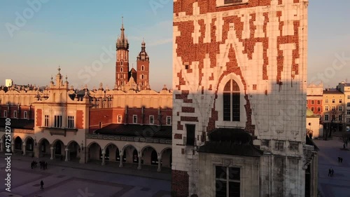 Ratusz, kościół Mariacki, sukiennice o zachodzie słońca na rynku w Krakowie. photo