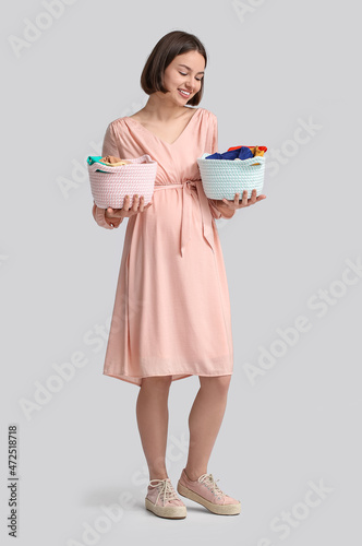 Young pregnant woman holdin...