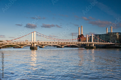 Fototapet River Thames Grosvenor Rail Bridge and Battersea Power Station blue sky clouds