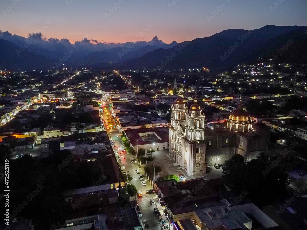 Fototapeta premium Toma aerea de las luces de la catedral de autlan de navarro, jalisco, mexico