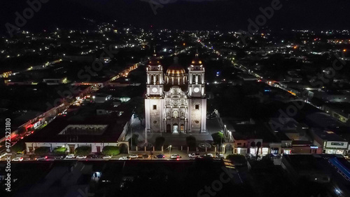 Toma aerea de las luces de la catedral de autlan de navarro, jalisco, mexico