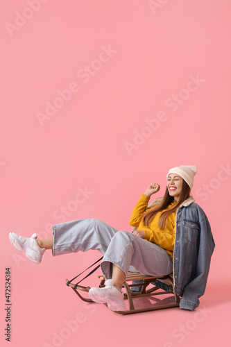 Young sledding woman on col...