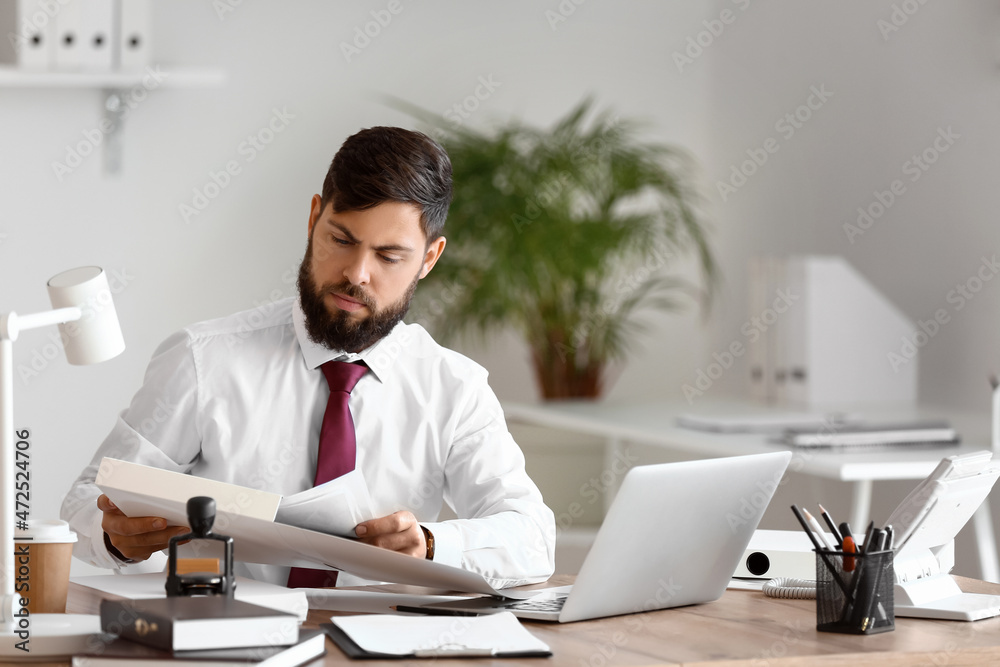 Obraz premium Male notary public working in office