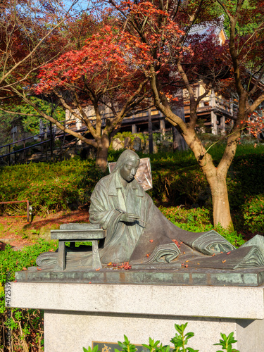 石山寺の紅葉と紫式部像 photo