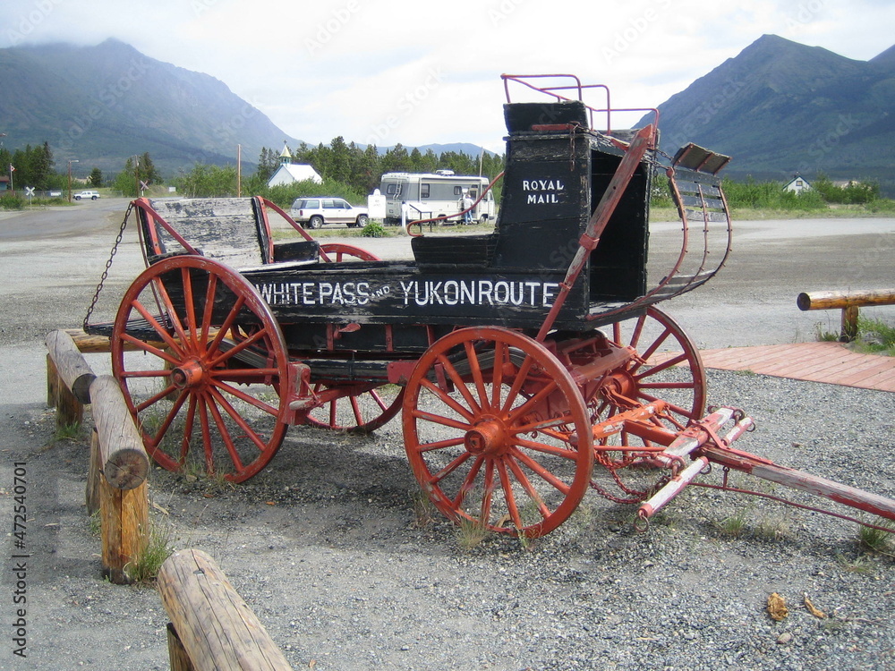 Fototapeta premium old carriage in the mountains