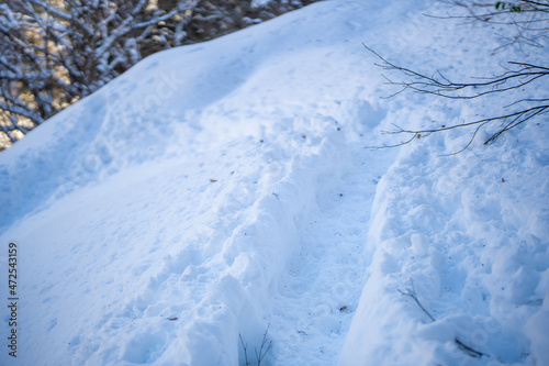 富山県立山町、上市町にある剱岳を見るために雪が積もる冬の中山を登山する風景 A view of climbing a mountain in winter with snow to see Tsurugidake in Tateyama and Kamiichi towns, Toyama Prefecture.