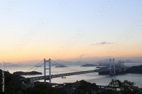 穏やかな瀬戸内海の島々に繋がる夜明けの瀬戸大橋