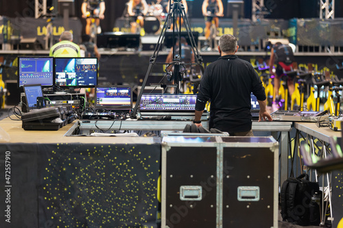 Fototapete Lighting and Sound Technician and Broadcast Operator at Work in the BackStage du