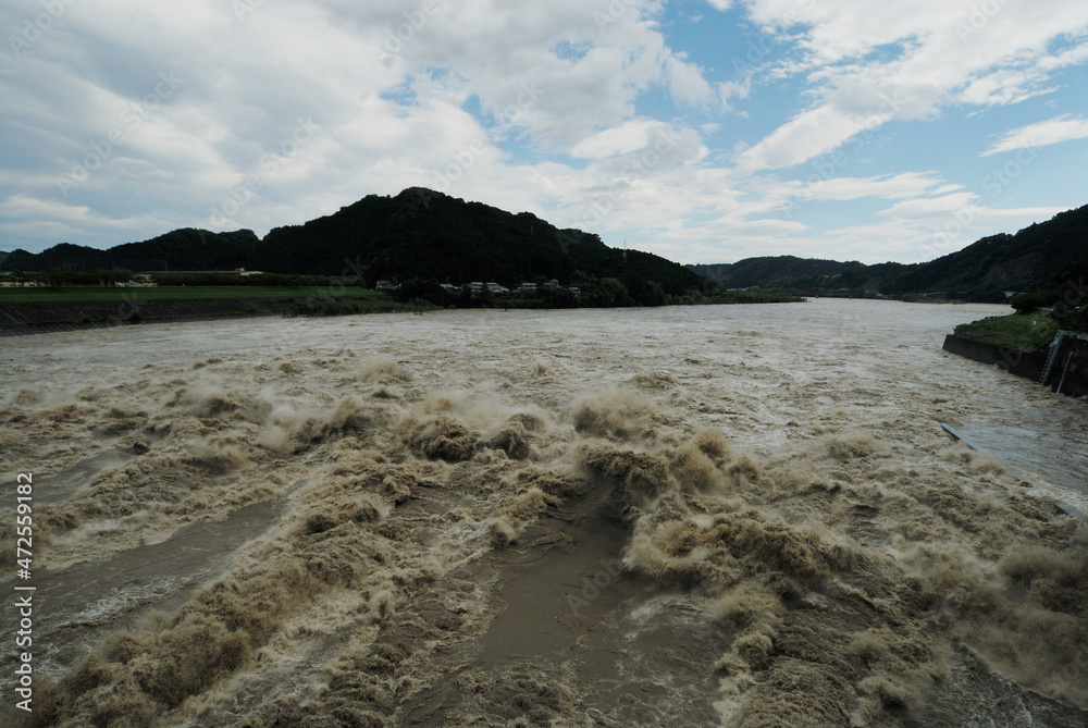 茶色に濁った川の濁流 Stock 写真 | Adobe Stock