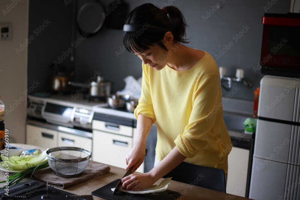 料理をする女性 料理をする女性