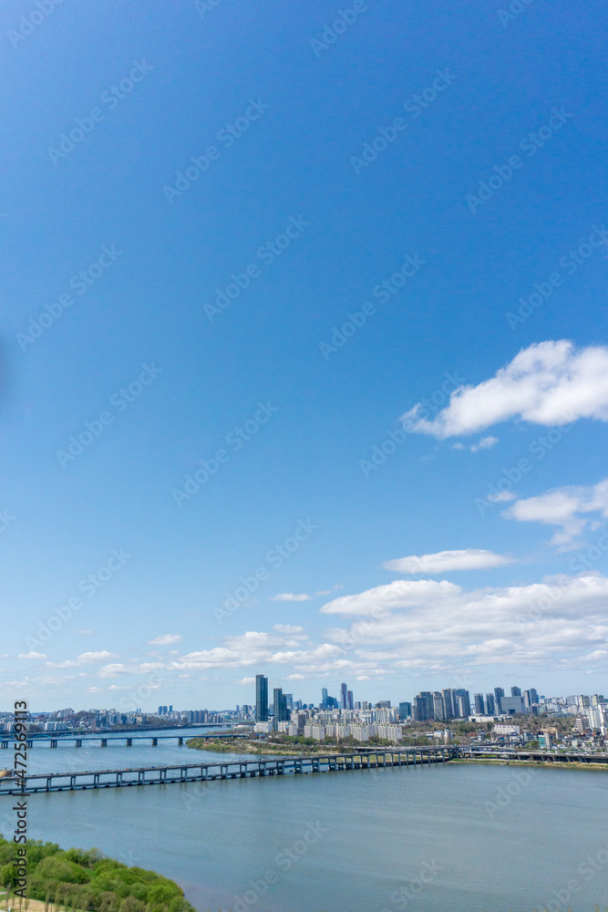 Fototapeta premium 푸른 하늘의 한강(blue sky and bridge)