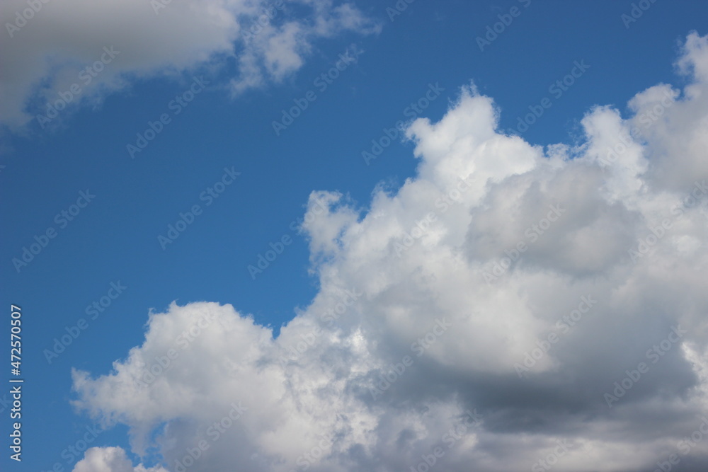 Obraz premium white fluffy clouds on blue sky in summer