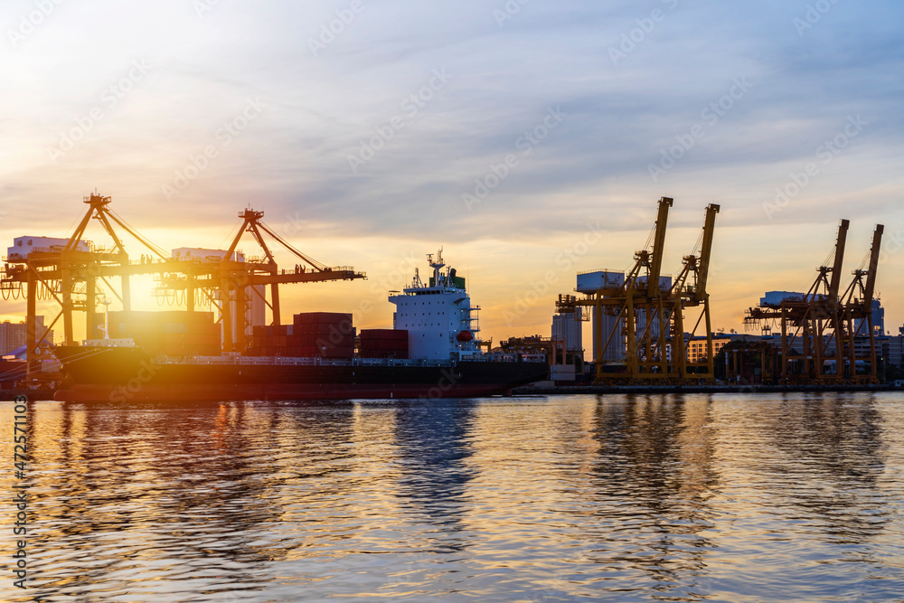 Obraz premium Container ship in export and import business and logistics.