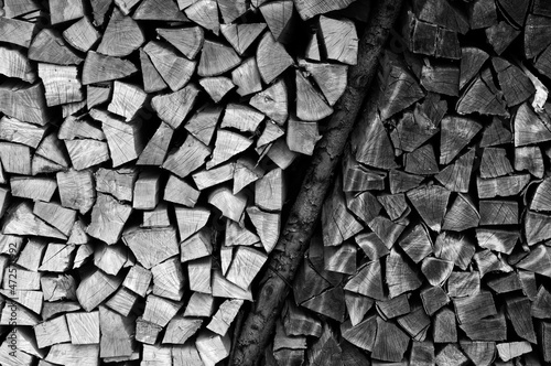 Schnittholz in schwarz-weiss