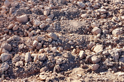 Détail de champ de terre desséchée labourée.