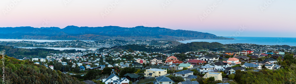ニュージーランド　首都ウェリントンのブルックリン・アーミーバンカーの丘から見えるウェリントンの夕暮れの風景