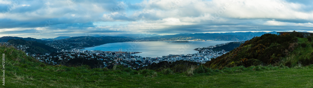 ニュージーランド　首都ウェリントンのブルックリン・アーミーバンカーの丘から見えるウェリントン港の風景