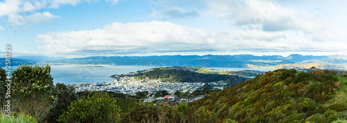 ニュージーランド 首都ウェリントンのブルックリン・アーミーバンカーの丘から見えるウェリントン港の風景とマウント・ビクトリア